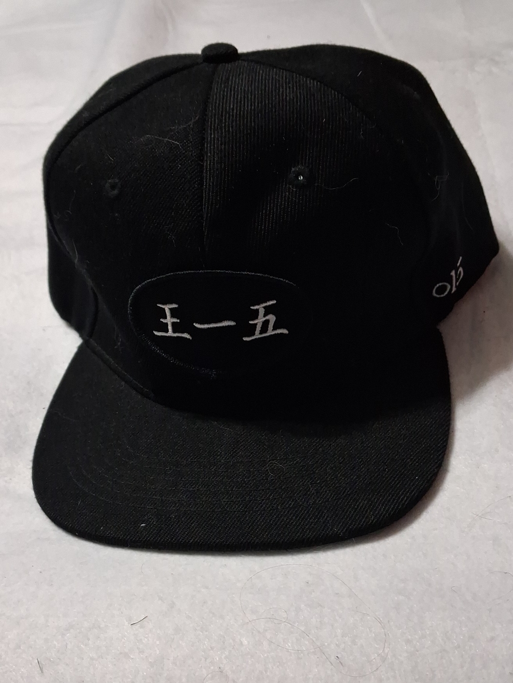 o15 Black Snapback Hat with White Chinese Embroidery